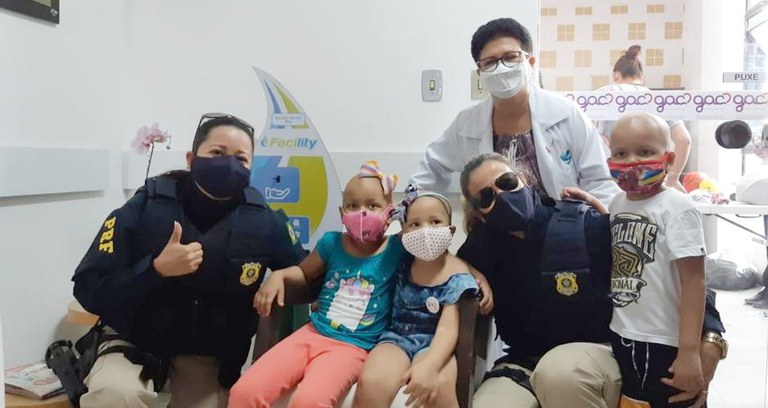 PRF realiza campanha solidária para crianças com câncer em Pernambuco
