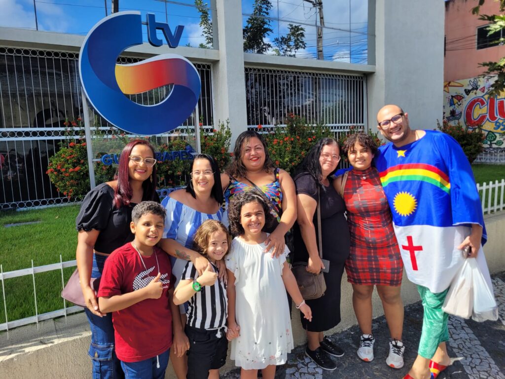 Crianças assistidas pelo GAC-PE visitam a Tv Guararapes no Dia Nacional da Televisão
