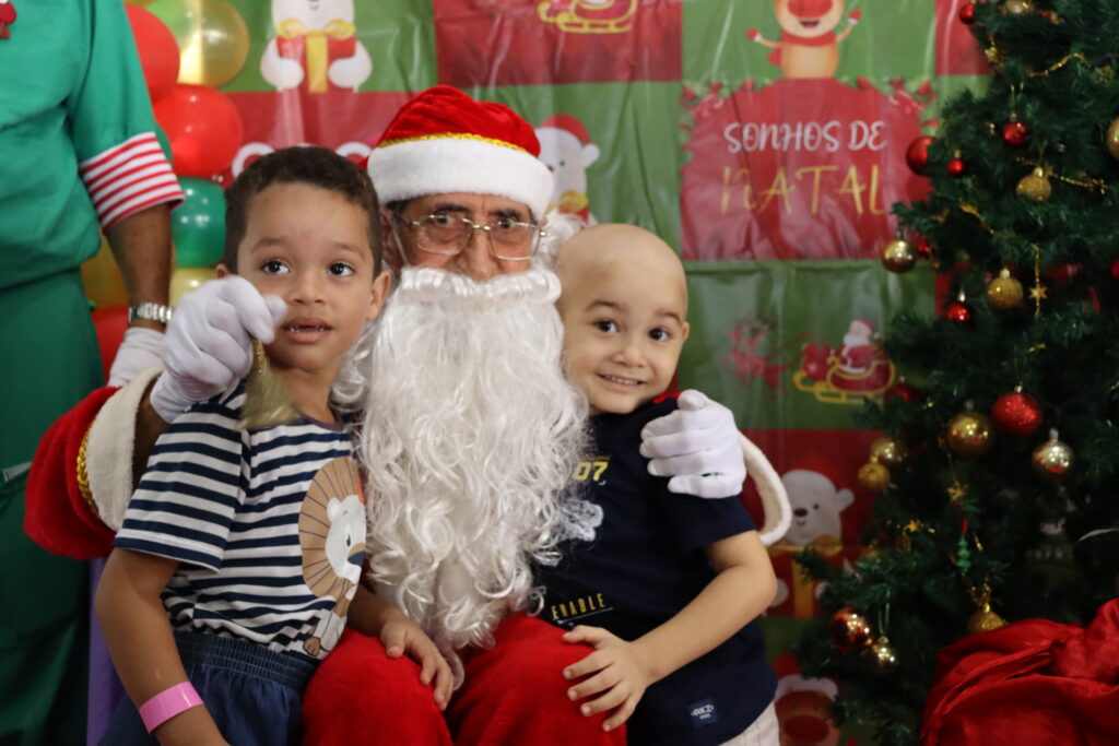 Crianças em tratamento contra câncer ganham festa de Natal
