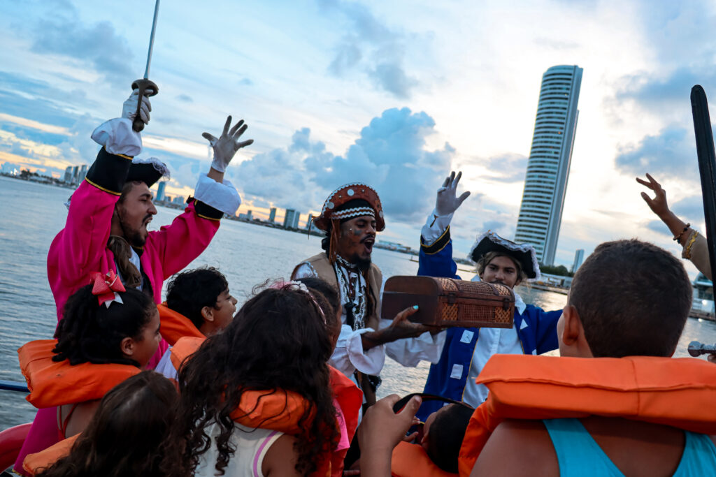 GAC-PE e Catamaran Tours promovem passeio de barco com as crianças em tratamento